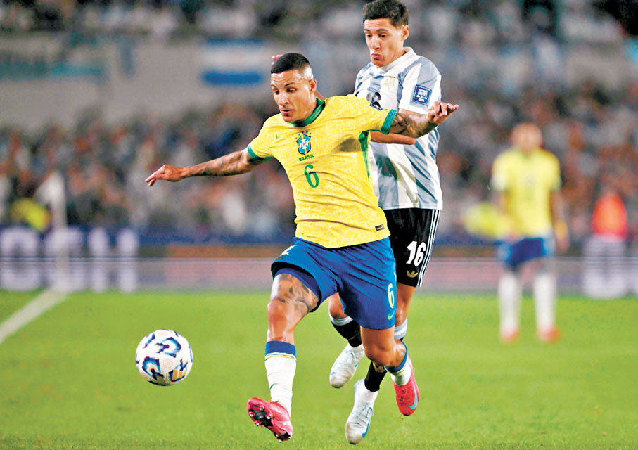 ●效力明尼路的巴西左閘阿蘭拿（左）今仗表現吃力。法新社