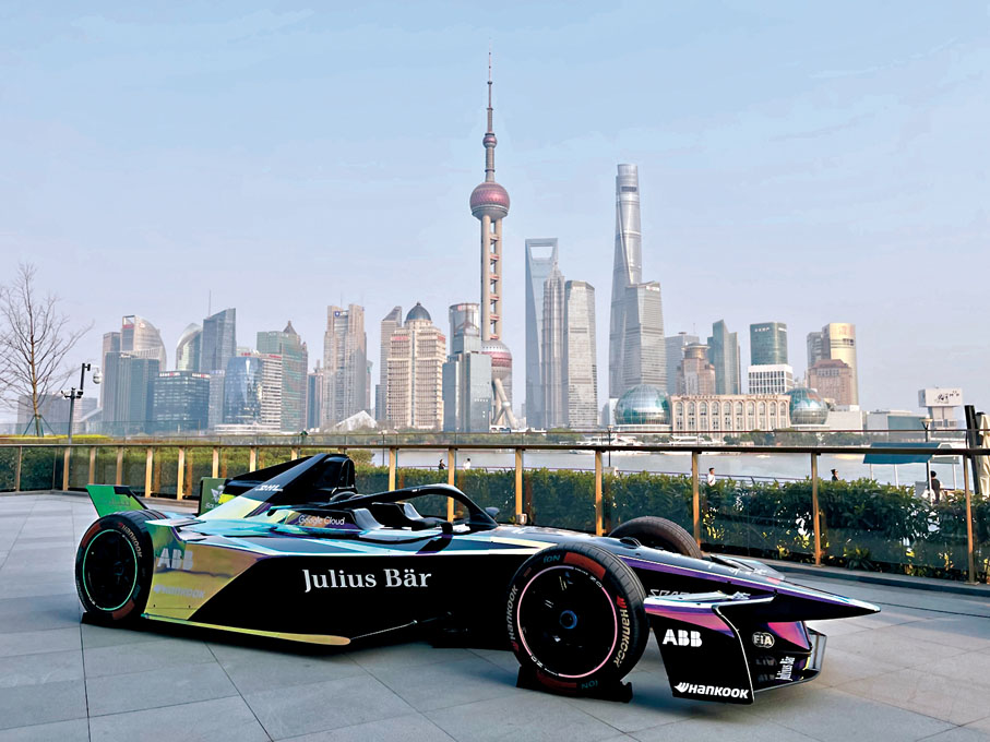 ●全新的GEN3 Evo賽車閃耀黃浦江畔。 香港文匯報記者夏微  攝