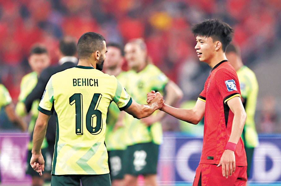 ●王鈺棟（右）賽後與對方球員握手致意。  新華社