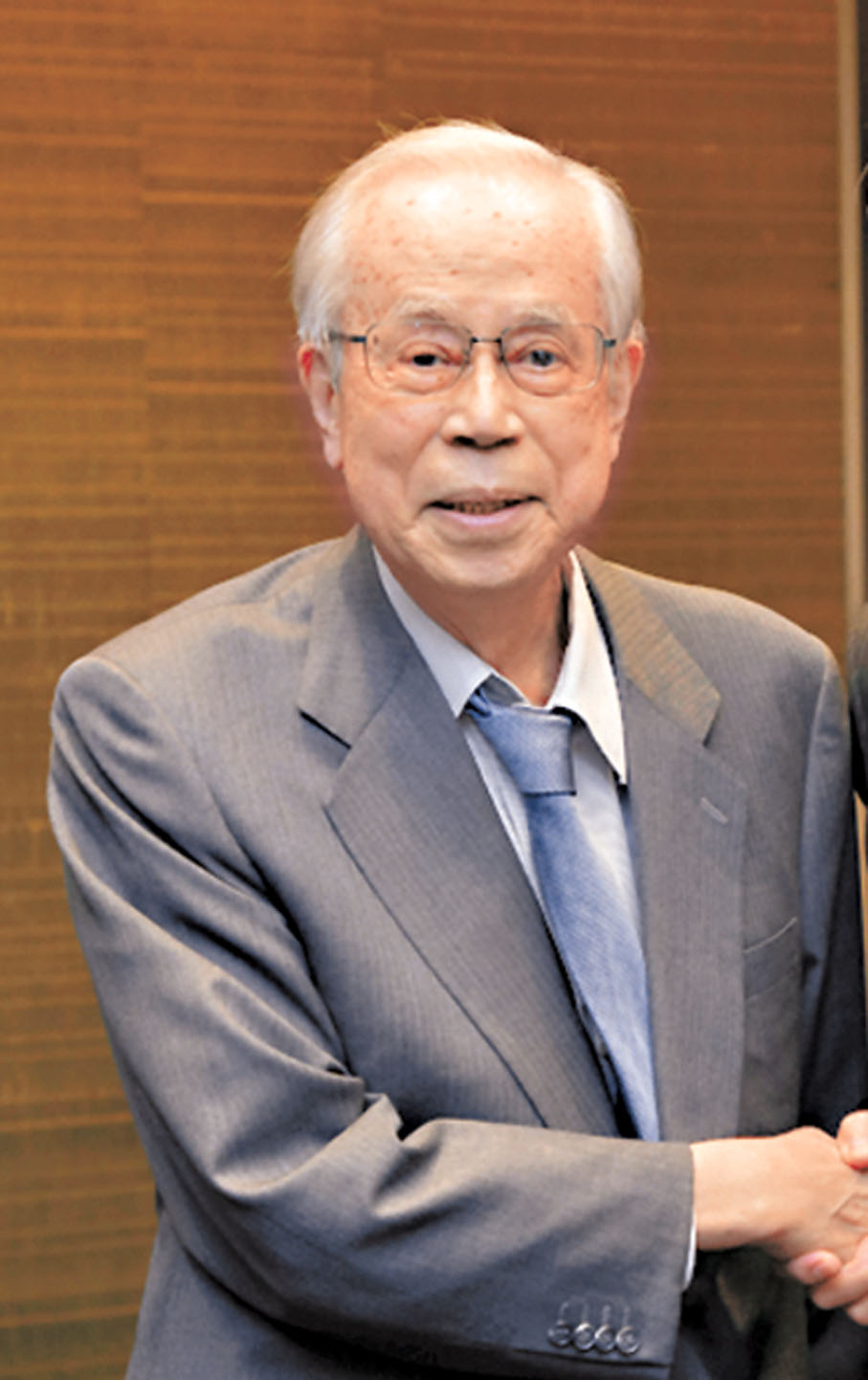 博鰲亞洲論壇諮委會主席、日本前首相福田康夫：當今世界，經濟動盪加劇、供應鏈遭到破壞，國際分工正在面臨危機。長此以往，世界經濟將持續低迷，經濟規模也會不斷萎縮。為避免這種局面，各國政府應攜手合作、共同努力。中國發展取得重大成就，特別是製造業發展令人刮目相看。日中兩國在發展中面臨許多共同挑戰，可加強交流互鑒，互相學習。