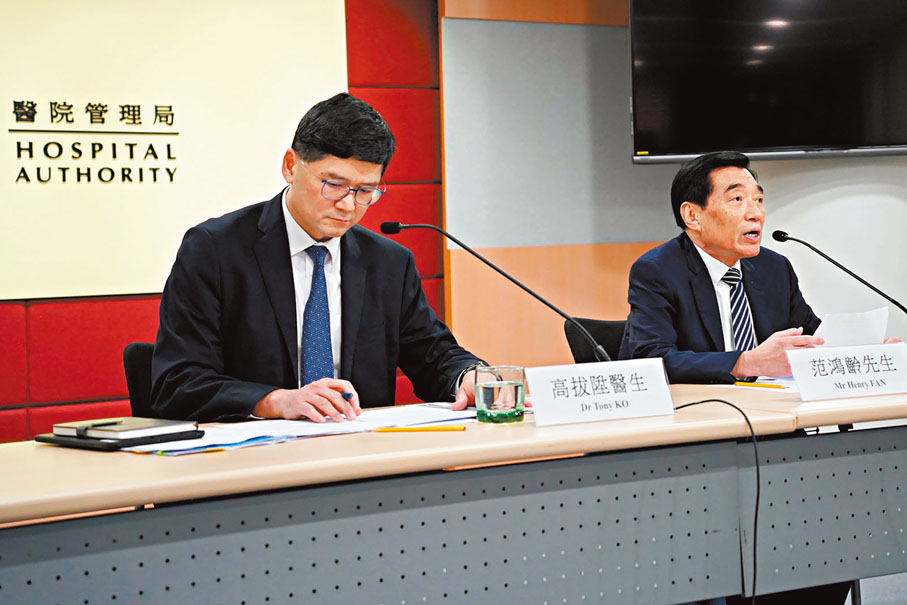 ●范鴻齡(右)表示,醫管局將研究減少前線醫護的行政工作,例如避免出席不必要會議,抽更多時間參與臨床工作。左為高拔陞。大公文匯全媒體記者周傾芫 攝