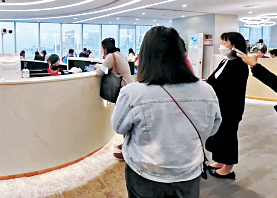 ●在已審結的356宗與索償相關投訴個案中,111名投訴人獲保險公司賠償。圖為顧客到保險公司買保險。 資料圖片