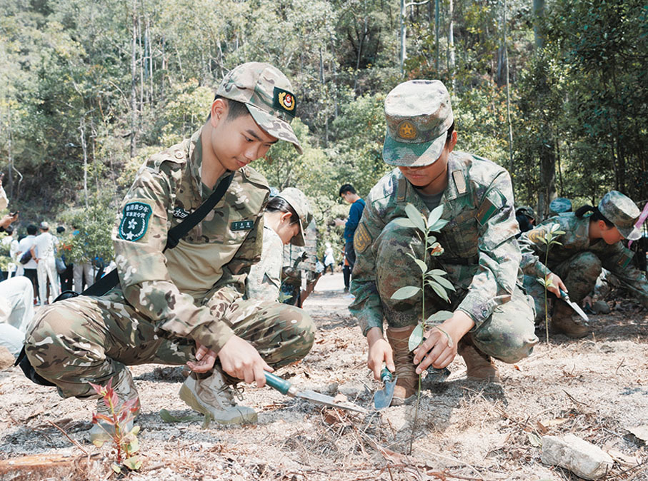 ●解放軍駐港部隊官兵與香港青少年軍事夏令營學員代表一起參與植樹。