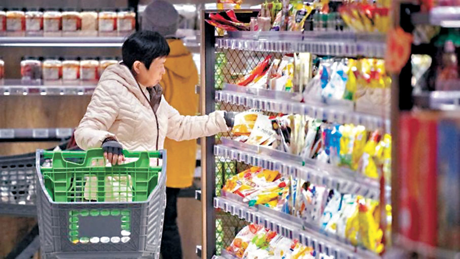 ●新標準提出,食品標籤將正式開始向數字化升級。圖為市民在超市選購食品。 網上圖片