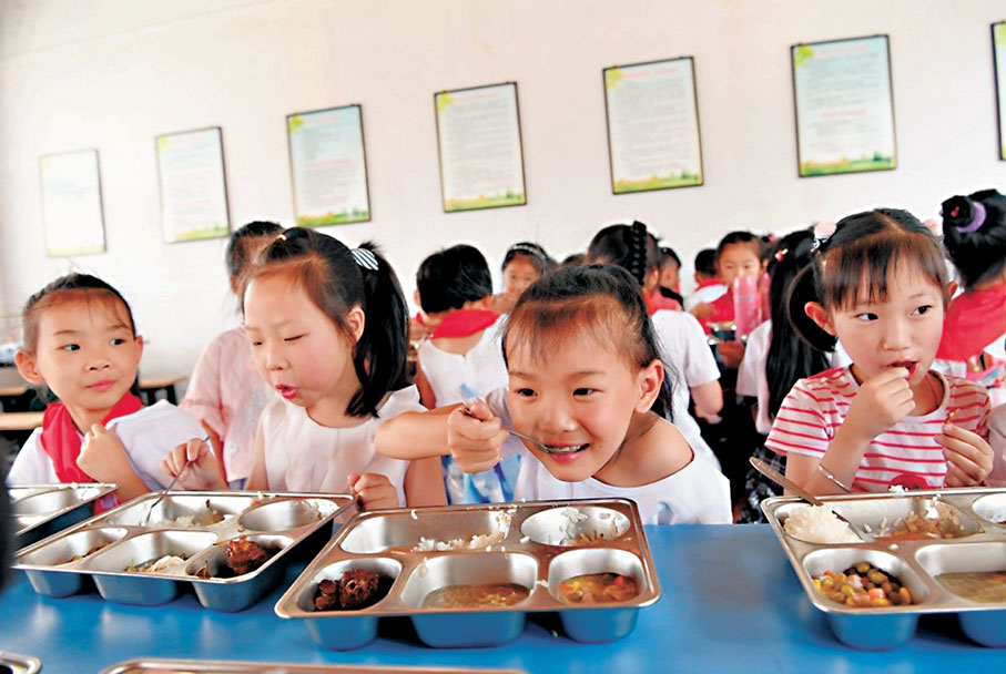 ●新標準要求,預包裝食品必須標註「兒童青少年應避免過量攝入鹽油糖」的提示語。圖為吉林省某學校,學生正在吃午餐。 網上圖片