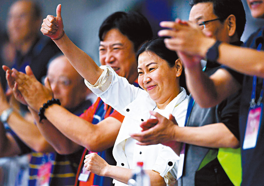 ●周繼紅(中)擔任中國跳水隊領隊一職27年。 資料圖片