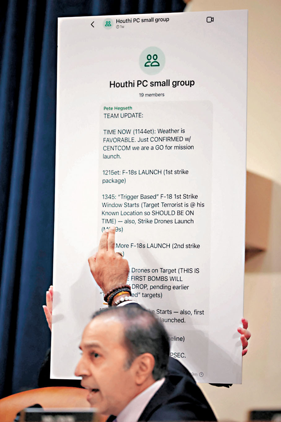 ●共和黨議員展示群組外洩內容。 法新社