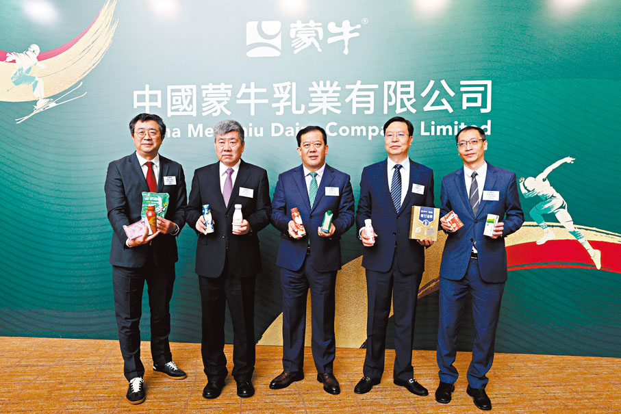● 高飛(左三)指,今年在國家擴大內需、消費提振等有利政策的推動下,乳品需求有望穩步回暖。左二為張平。 香港文匯報記者北山彥 攝