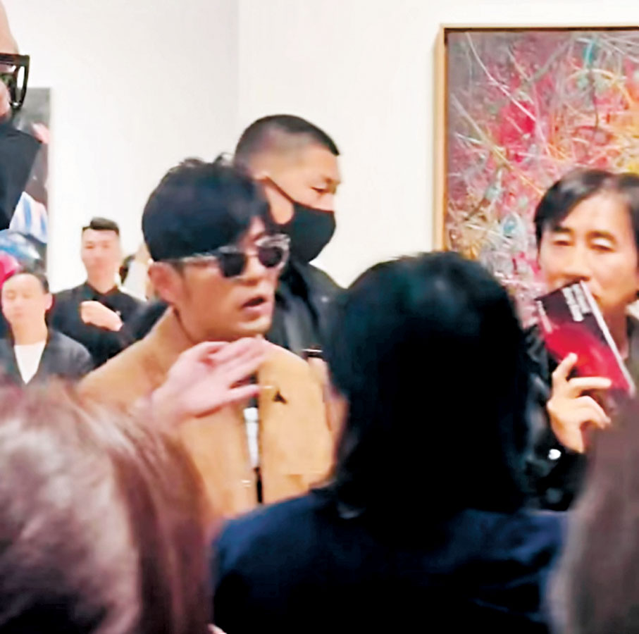 ●周杰倫在港逛巴塞爾藝術展。張夢薇 攝