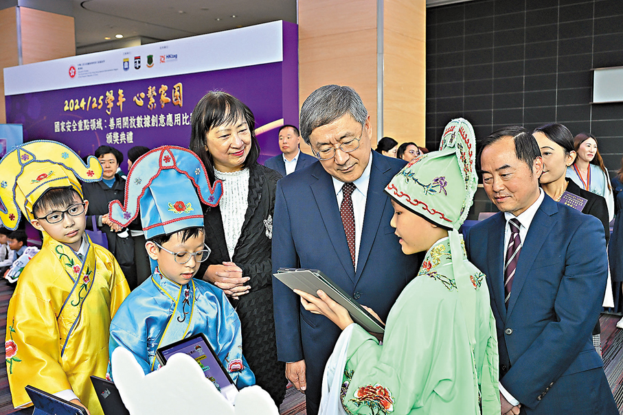 ●卓永興聽取粉嶺官立小學的學生介紹其作品的應用程式。