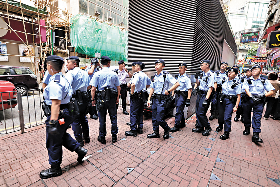 ●警方派出機動部隊警員在佐敦和旺角一帶搜索證物。香港文匯報記者劉友光 攝