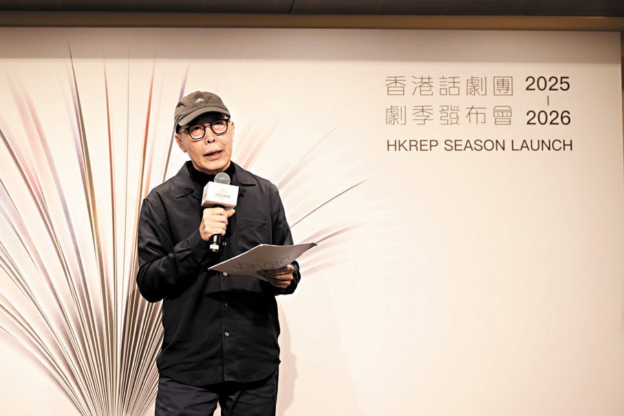 ●藝術總監潘惠森介紹香港話劇團新劇季詳情。攝影:Ken Ho