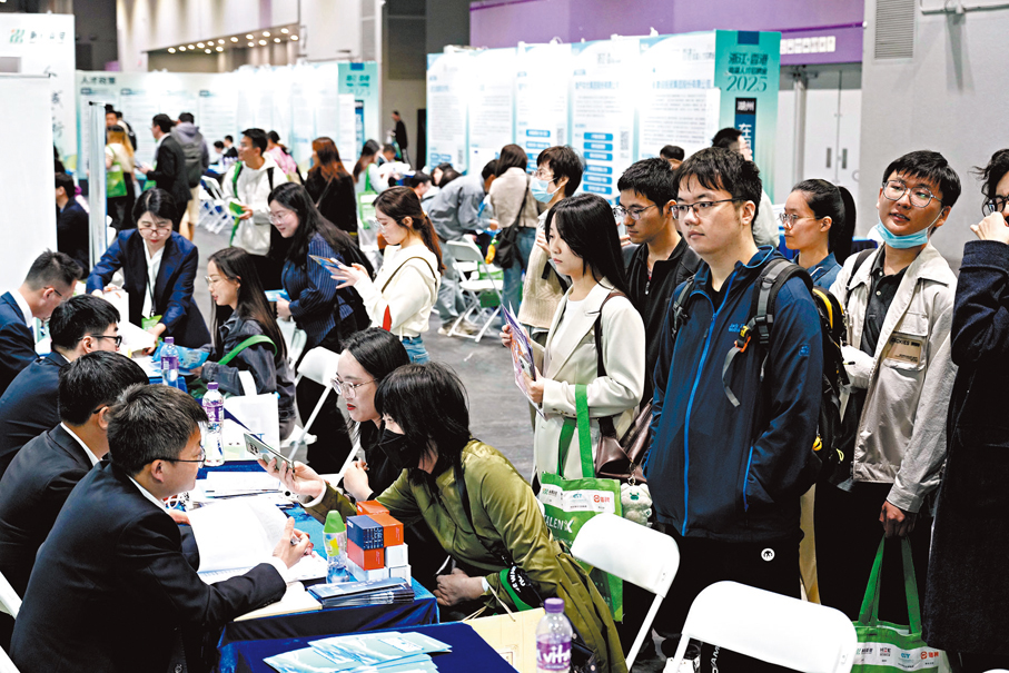 ●上午11時開幕前,已有大批求職者入場。