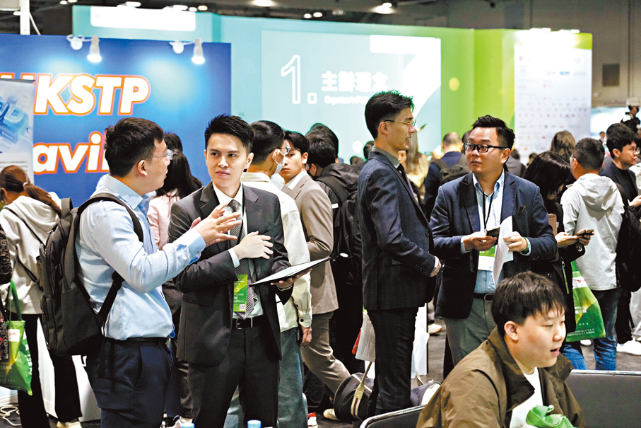 ●求職者在各企業攤位前排隊諮詢。