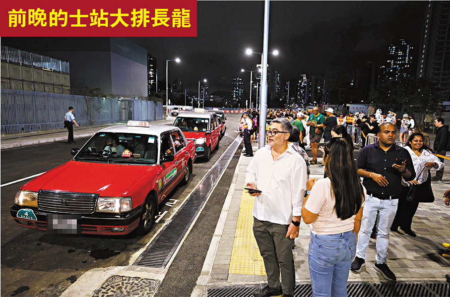 ●香港國際七人欖球賽首日散場時，的士站大排長龍。 香港文匯報記者北山彥  攝
