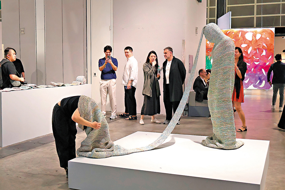 Art Basel Hong Kong 2025 ●240間國際頂尖藝廊呈獻各自的匠心佳作。 香港文匯報記者雨竹 攝