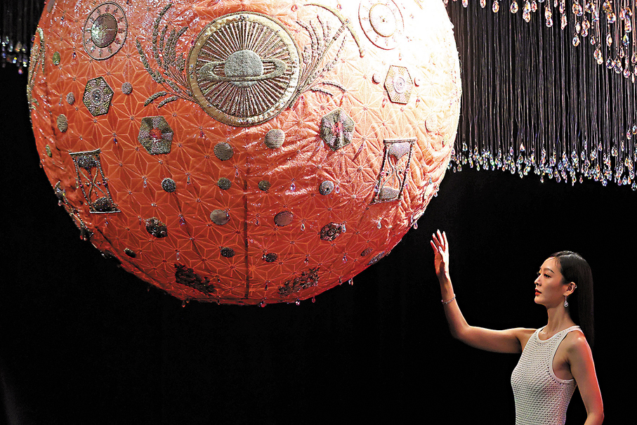 ArtisTree Selects: The Jewel System ●藝術家 Sara Shakeel 首度來港展出,以閃爍水晶重新探索宇宙奧秘。 香港文匯報記者萬霜靈 攝