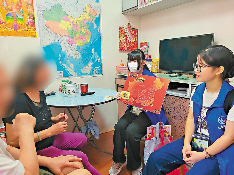 ●關愛隊青年義工進行家訪，與居民交流。 作者供圖