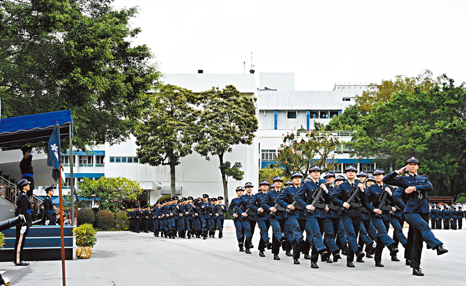 ●香港警察學院昨日舉行結業會操。