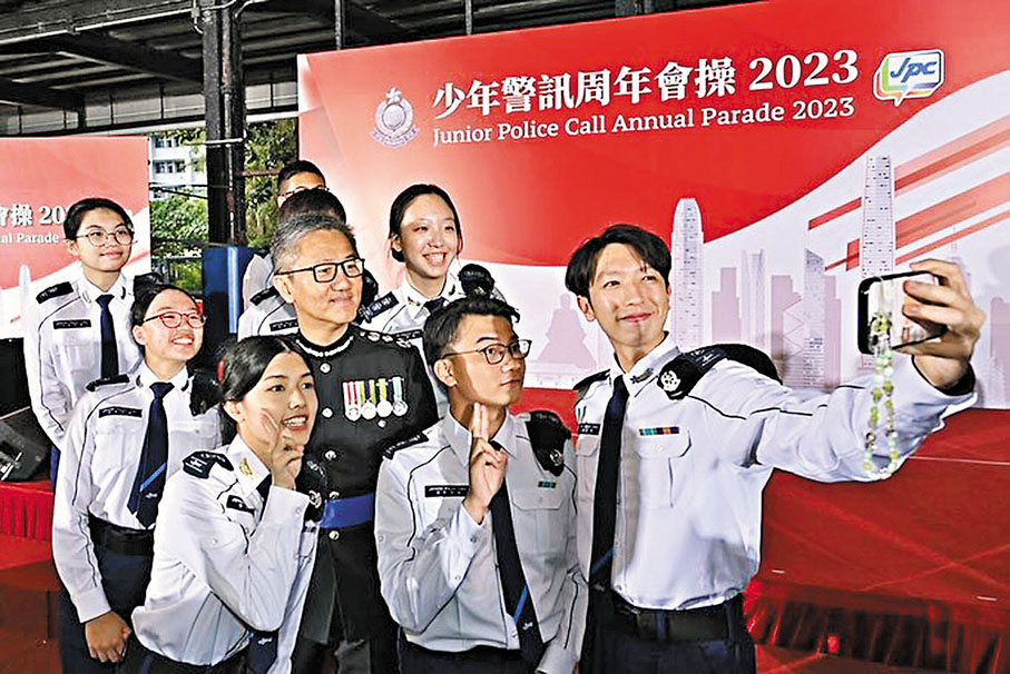 ●一哥與少訊會員合影。 警方圖片