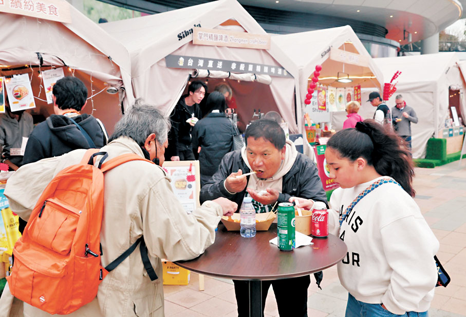 ●主場館附近的美食海灣嘉年華吸引七欖觀眾到場品嘗美食。 香港文匯報記者郭木又 攝