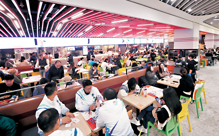 ●體育園周邊食肆有不少人光顧。香港文匯報記者郭木又 攝