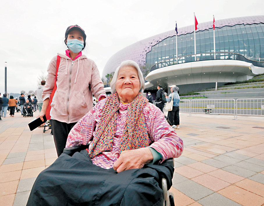 ●蔡女士(左)及其90歲母親。香港文匯報記者郭木又 攝