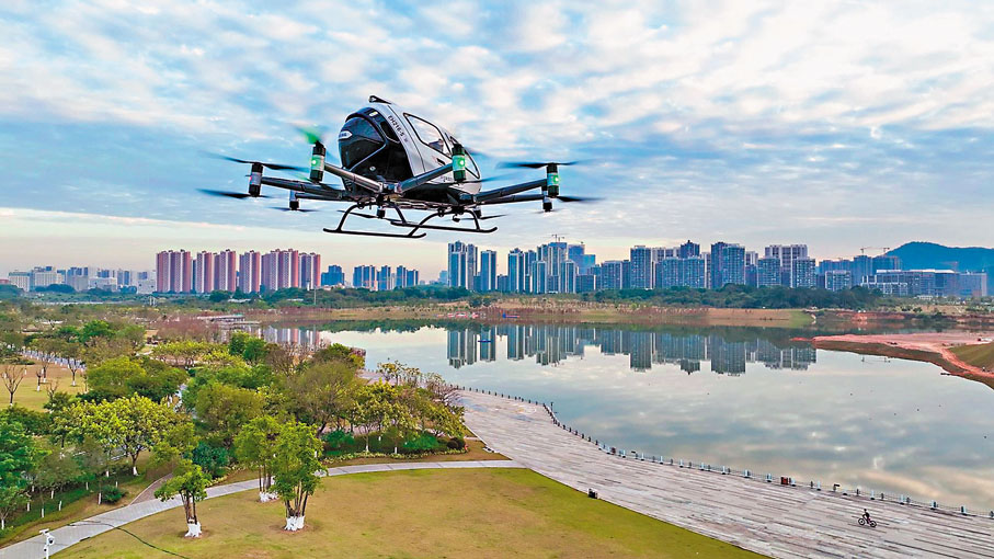 ●廣東億航通用航空有限公司收到中國民航局頒發的全球第一張民用無人駕駛航空器運營合格證(OC),成為全球首個具備無人駕駛載人eVTOL完整商業運營資質的公司。圖為億航智能EH216-S機型在進行低空遊覽飛行演示。香港文匯報廣州傳真