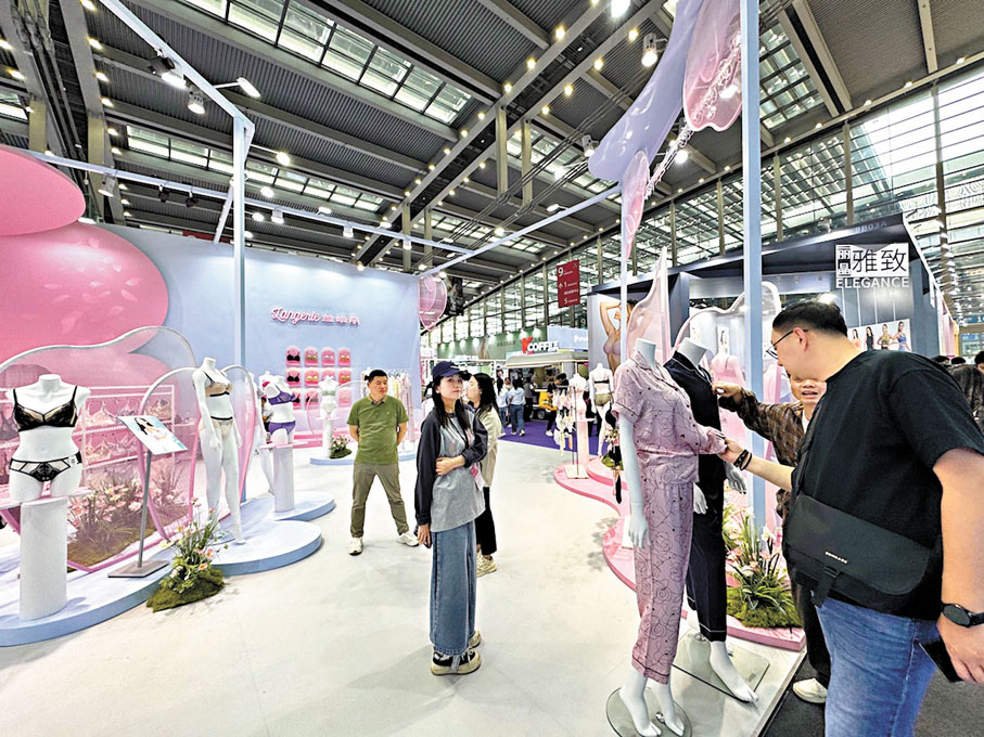 ●第20屆SIUF中國(深圳)國際品牌內衣展場內,幾乎每一個品牌或企業都綜合了多品類產品。 香港文匯報記者胡永愛 攝