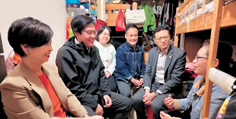 ●財政司副司長黃偉綸、何永賢、議員及房屋局團隊,曾走訪多個過渡性房項目,了解他們入住後的實況。 何永賢Fb截圖
