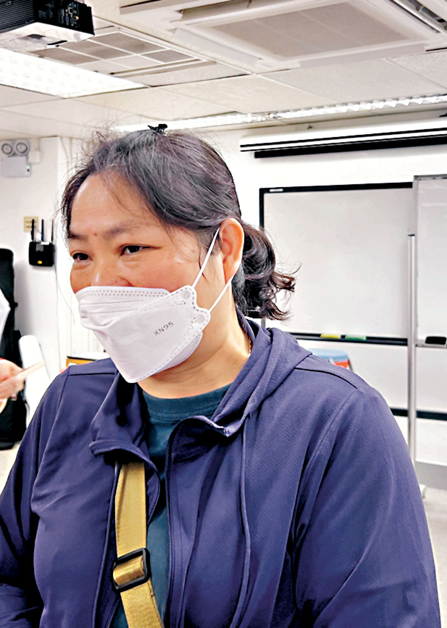 ●莫太擔憂調高公營醫療收費後,一家難以負擔。香港文匯報記者康敬 攝