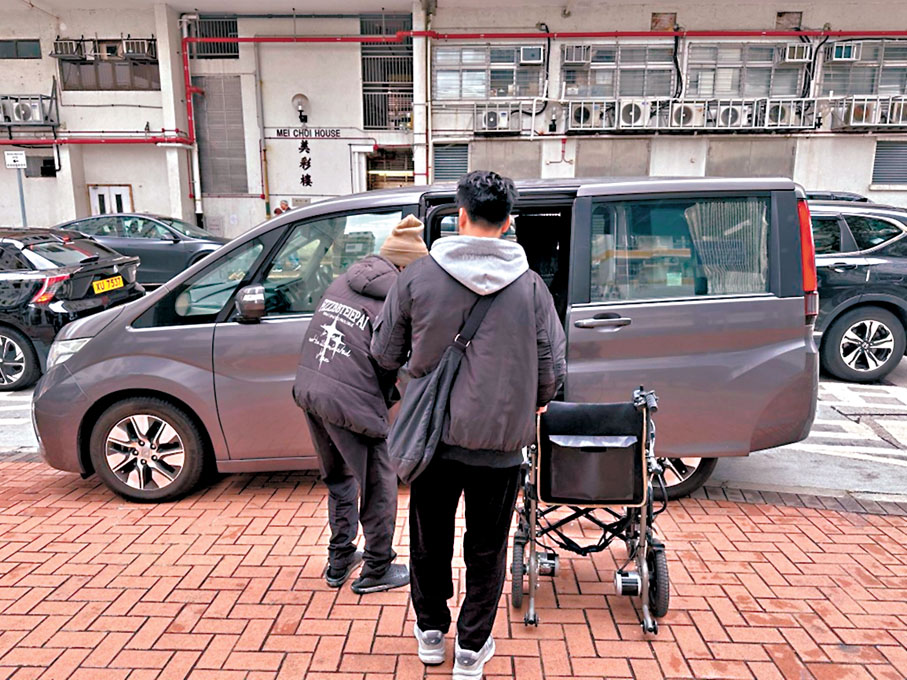 ●警方拘捕涉案男子及起回被偷走的電動輪椅。警方圖片