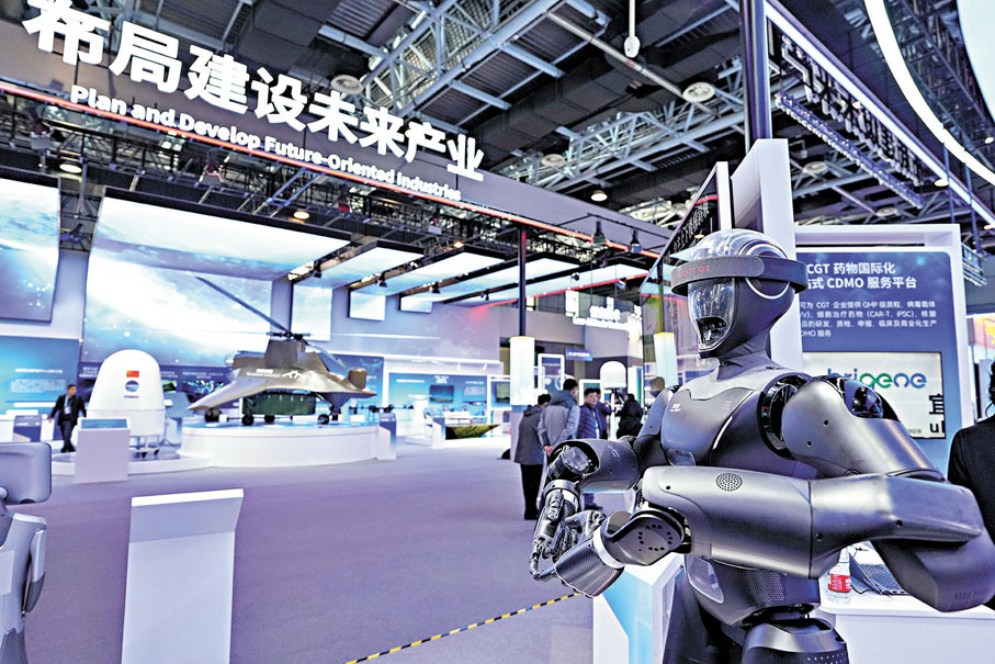 ●估值超過100億美元(含)的中國超級獨角獸企業共18家。圖為3月28日,在中關村展示中心常設展內,機器人「Casbot01」在向參觀者「比心」。新華社