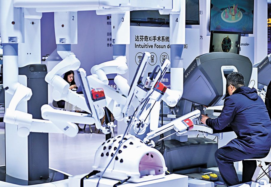 ●2025年3月14日,觀眾在2025中國醫學裝備展覽會體驗機器人手術系統。 資料圖片
