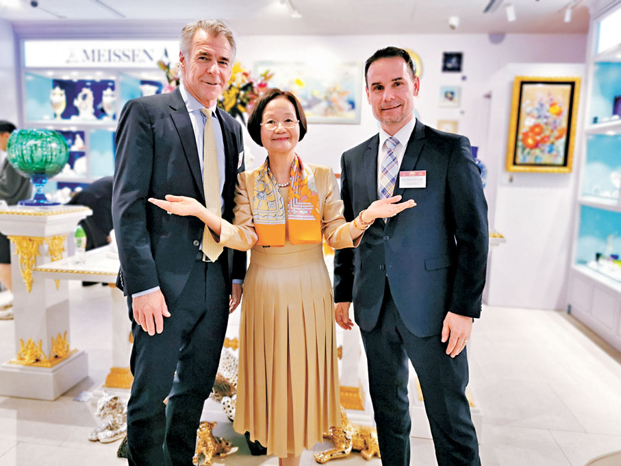 ●(左起)Meissen CEO、國裕總經理錢秋華和Moser CEO合作愉快。