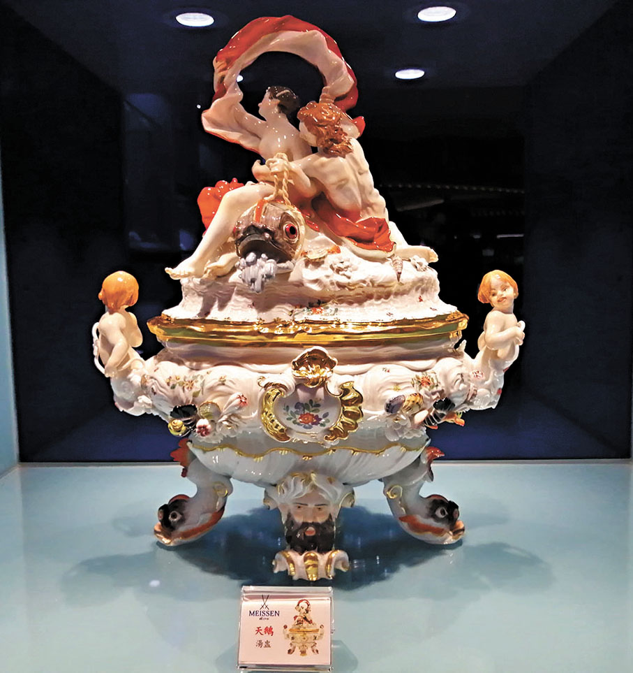 ●「天鵝」瓷器