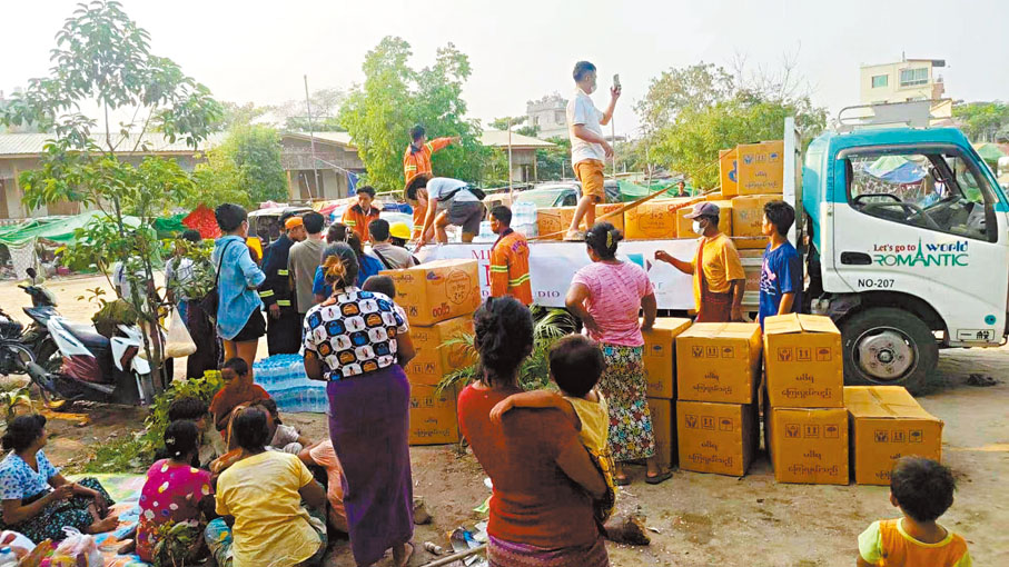 ●曼德勒整座城市依然斷水、斷電，網絡也非常微弱，在緬的中國企業、商協會、中國志願者都深度積極參與救災。圖為在緬華人購買食品飲用水賑災。 受訪者供圖