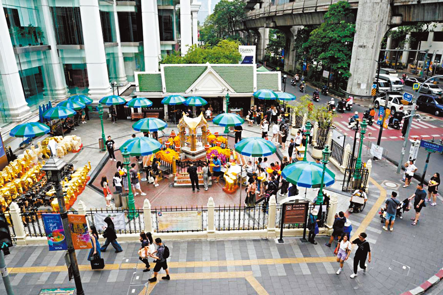 ●地震前大排長龍的熱門景點四面佛,如今遊客稀少。 大公文匯全媒體特派記者麥鈞傑 攝