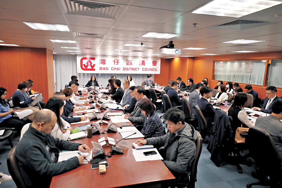 ●香港文匯報記者查閱區議員工作報告,其中灣仔區及南區區議員大多超額完成任務和工作指標。圖為灣仔區區議會開會情況。 資料圖片