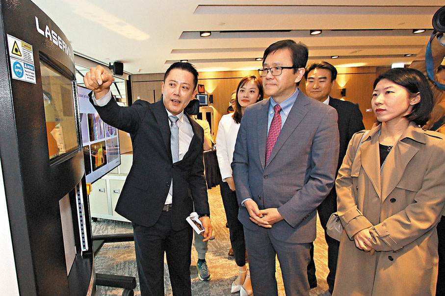 ●創新科技及工業局局長孫東在 Laservall 首席執行長 Andrew KIM 的陪同下,參觀Laservall 的高精度激光解決方案及自動化系統 。香港文匯報記者黃艾力 攝
