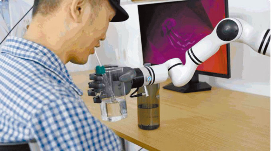 ●偏癱患者腦控機械臂拿起水杯。視頻截圖