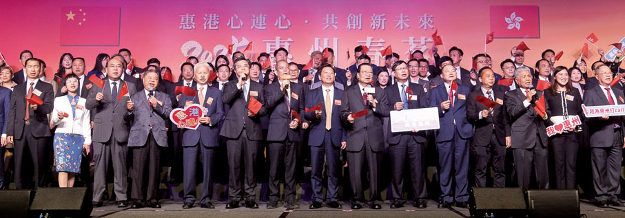 ●嘉賓引領全場大合唱《歌唱祖國》,祝願偉大祖國國泰民安,香港繁榮穩定。