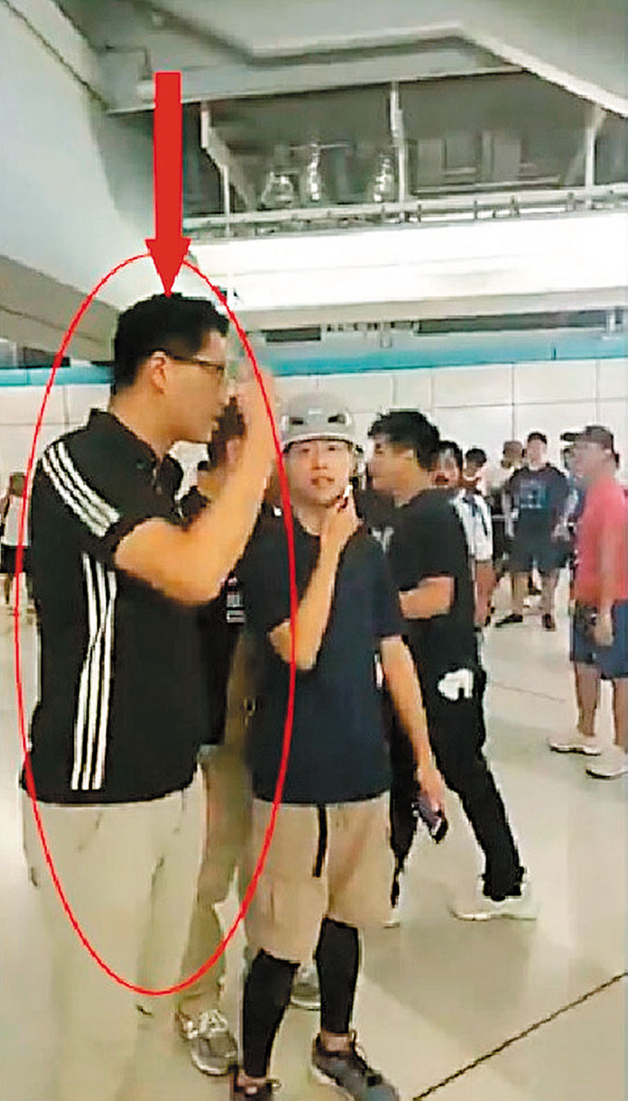 ●林卓廷2019年7月21日在港鐵元朗站參與暴動案。圖片為呈堂視頻截圖證物。 資料圖片