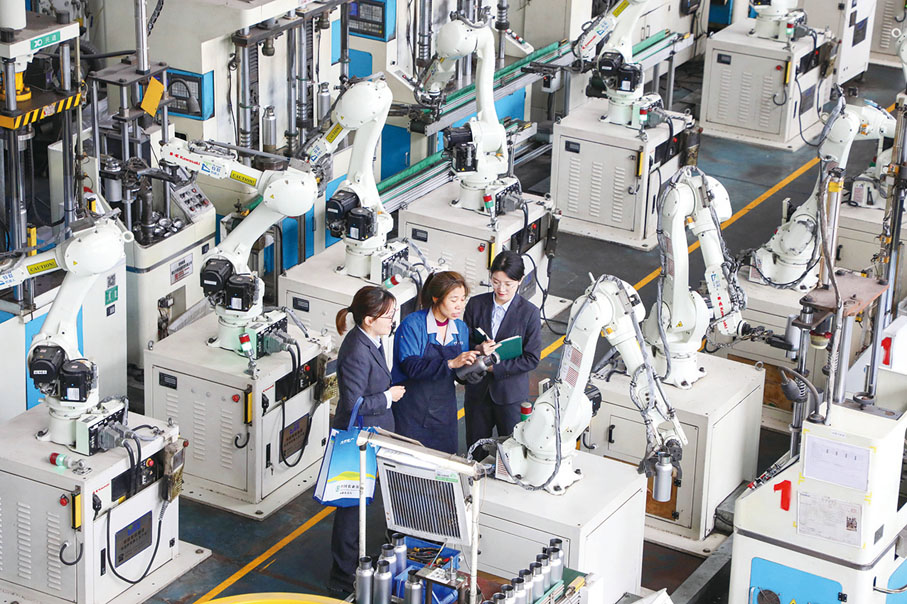 ●農行客戶經理實地走訪浙江飛劍工貿有限公司，為其提供知識產權質押貸款。