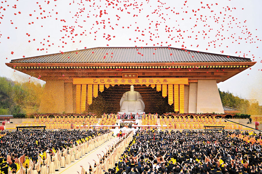 ●農曆三月初三,乙巳年黃帝故里拜祖大典在河南新鄭舉行。圖為 3月31日拍攝的乙巳年黃帝故里拜祖大典現場。 新華社