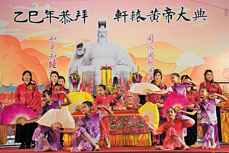 ●3月31日,乙巳年恭拜軒轅黃帝大典在台灣桃園市黃帝雷藏寺舉行。這是謝神表演。 新華社