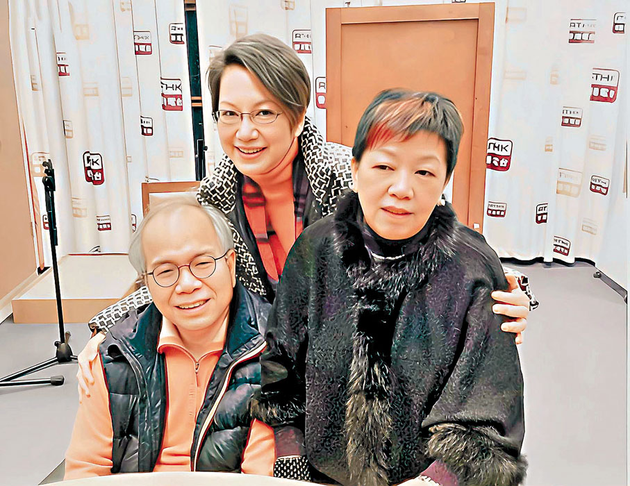 ●十年前筆者與老師、師母在電台合照。 作者供圖