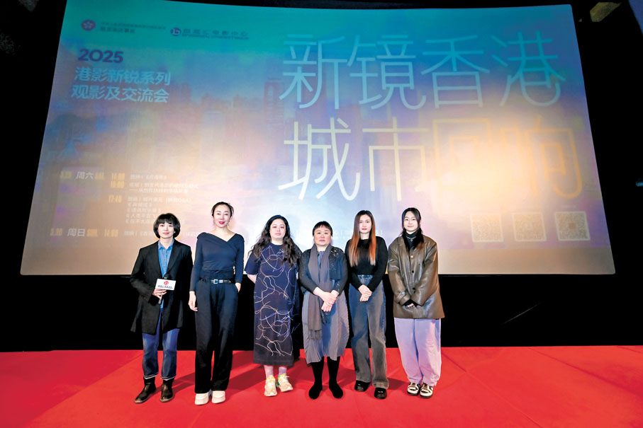 ●香港新銳導演代表及與會嘉賓在開幕式上合影。 馬靜 攝
