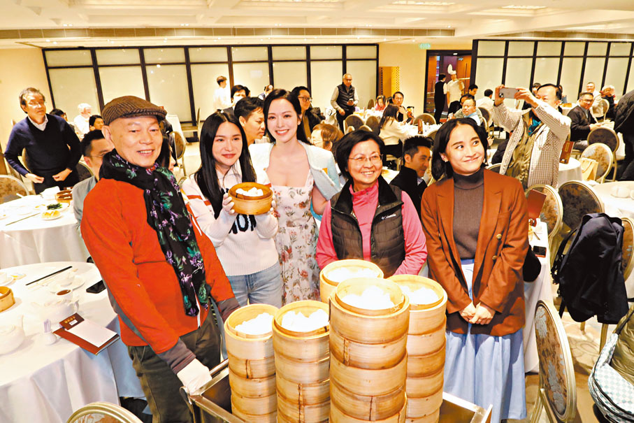 ●羅家英、關楓馨和馮盈盈在酒樓推點心車。 梁靜儀 攝
