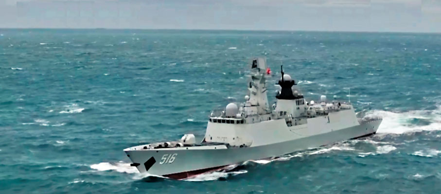 ●戰艦劈波斬浪,抵近台島。 視頻截圖